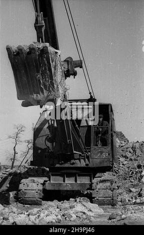 Warszawa, 1949-03. Budowa Trasy W-Z (Trasa Wschód-Zachód), przygotowania do budowy ulicy Nowy Zjazd. NZ. prace rozbiórkowe kamienic na Mariensztacie na wysokoœci ulicy Dobrej. mta PAP Dok³adny dzieñ wydarzenia nieustalony. Warschau, März 1949. Der Bau der Route W-Z (Ost-West), die Vorbereitungen für den Bau der Nowy Zjazd Straße. Im Bild: Der Abriss von Mietskasernen in Mariensztat, wo sie auf die Dobra-Straße trifft. mta PAP < Stockfoto