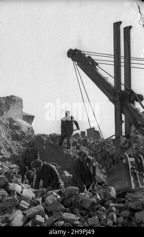 Warszawa, 1949-03. Budowa Trasy W-Z (Trasa Wschód-Zachód), przygotowania do budowy ulicy Nowy Zjazd. NZ. prace rozbiórkowe kamienic na Mariensztacie na wysokoœci ulicy Dobrej. mta PAP Dok³adny dzieñ wydarzenia nieustalony. Warschau, März 1949. Der Bau der Route W-Z (Ost-West), die Vorbereitungen für den Bau der Nowy Zjazd Straße. Im Bild: Der Abriss von Mietungen in Mariensztat, wo es Dobra Straße trifft. mta PAP Stockfoto