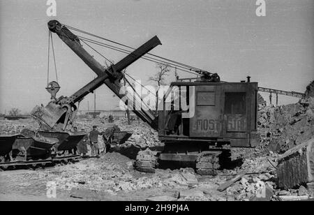 Warszawa, 1949-03. Budowa Trasy W-Z (Trasa Wschód-Zachód), przygotowania do budowy ulicy Nowy Zjazd. NZ. prace rozbiórkowe kamienic na Mariensztacie na wysokoœci ulicy Dobrej. mta PAP Dok³adny dzieñ wydarzenia nieustalony. Warschau, März 1949. Der Bau der Route W-Z (Ost-West), die Vorbereitungen für den Bau der Nowy Zjazd Straße. Im Bild: Der Abriss von Mietungen in Mariensztat, wo es Dobra Straße trifft. mta PAP Stockfoto