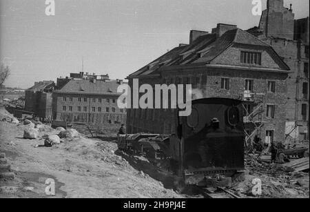 Warszawa, 1949-03. Budowa Trasy W-Z (Trasa Wschód-Zachód), przygotowania do budowy ulicy Nowy Zjazd. NZ. prace rozbiórkowe kamienic na Mariensztacie, wywóz gruzu; w g³êbi nowo wybudowane kamienice przy ulicy ród³owej i ulicy Bia³oskórniczej. mta PAP Dok³adny dzieñ wydarzenia nieustalony. Warschau, März 1949. Der Bau der Route W-Z (Ost-West), die Vorbereitungen für den Bau der Nowy Zjazd Straße. Im Bild: Der Abriss von Mietskassen in Mariensztat, Schutthausbau, im Hintergrund neu errichtete Mietskassen auf der vereisten Zrodlowej und der Bialoskornicza Straße. mta PAP Stockfoto