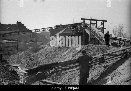 Warszawa, 1949-03. Budowa Trasy W-Z (Trasa Wschód-Zachód), przygotowania do budowy ulicy Nowy Zjazd. NZ. prace rozbiórkowe kamienic na Mariensztacie na wysokoœci ulicy Dobrej; w g³êbi nowo wybudowane kamienice przy ulicy Mariensztat. mta PAP Dok³adny dzieñ wydarzenia nieustalony. Warschau, März 1949. Der Bau der Route W-Z (Ost-West), die Vorbereitungen für den Bau der Nowy Zjazd Straße. Im Bild: Der Abriss von Mietwohnungen in Mariensztat, wo es Dobra-Straße trifft, im Hintergrund neu errichtete Wohnblöcke in der Mariensztat-Straße. mta PAP Stockfoto