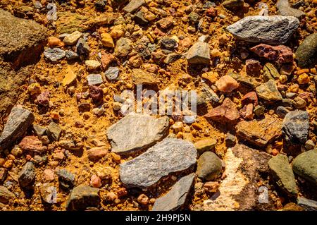 Felsen auf dem Boden in der Wüste nördlich von Phoenix, Arizona. Stockfoto