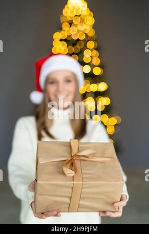 Weihnachten, Weihnachten, Winter, Glück Konzept - lächelnde Frau in Helfer Weihnachtsmütze mit Geschenk-box Stockfoto