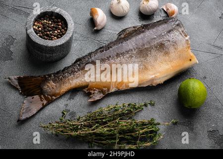 Geräucherte ganze Forelle, auf grauem Steintisch Hintergrund Stockfoto