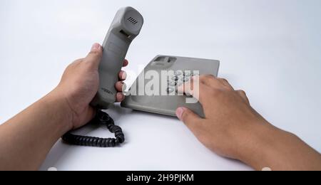 Ein kabelgebundenes Telefon (oder Telefon) ist ein Telefon, das über einen Draht, der als drahtgebunden bezeichnet wird, mit dem öffentlichen Telefonnetz (PstN) verbunden ist. Stockfoto