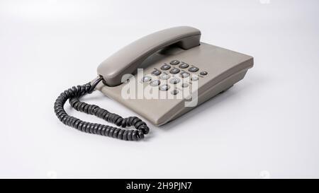 Ein kabelgebundenes Telefon (oder Telefon) ist ein Telefon, das über einen Draht, der als drahtgebunden bezeichnet wird, mit dem öffentlichen Telefonnetz (PstN) verbunden ist. Stockfoto