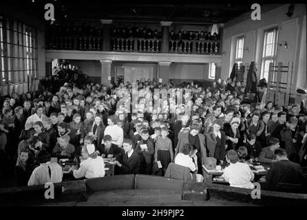 Grodzisk Mazowiecki, 1949-03. Ministerstwo Zdrowia rozszerza na ca³y kraj akcjê szczepieñ przeciwgruŸliczych, rozpoczêt¹ 1 maja 1947 r., szczepionk¹ BCG. Dziêki pomocy UNICEF, zespo³om medycznym z Danii i Norwegii, do koñca marca zaszczepionych bêdzie milion osób. Wœród 24 mln Polaków, 360 tys. Choruje na gruŸlicê, rocznie umiera ok. 60 tys. NZ. polsko-skandynawska ekipa lekarska przeprowadza szczepienia. mw PAP Dok³adny dzieñ wydarzenia nieustalony. Grodzisk Mazowiecki, März 1949. Das Gesundheitsministerium startet eine landesweite Anti-TB-Impfaktion, die am 1. Mai 1947 mit der B begonnen wurde Stockfoto