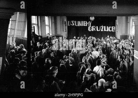 Grodzisk Mazowiecki, 1949-03. Ministerstwo Zdrowia rozszerza na ca³y kraj akcjê szczepieñ przeciwgruŸliczych, rozpoczêt¹ 1 maja 1947 r., szczepionk¹ BCG. Dziêki pomocy UNICEF, zespo³om medycznym z Danii i Norwegii, do koñca marca zaszczepionych bêdzie milion osób. Wœród 24 mln Polaków, 360 tys. Choruje na gruŸlicê, rocznie umiera ok. 60 tys. NZ. polsko-skandynawska ekipa lekarska przeprowadza szczepienia. mw PAP Dok³adny dzieñ wydarzenia nieustalony. Grodzisk Mazowiecki, März 1949. Das Gesundheitsministerium startet eine landesweite Anti-TB-Impfaktion, die am 1. Mai 1947 mit der B begonnen wurde Stockfoto