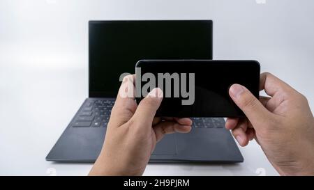 Dies ist ein sauberes Laptop-Foto auf weißem Hintergrund. Sie können es einfach herunterladen und für Ihre persönlichen und kommerziellen Projekte verwenden. Stockfoto