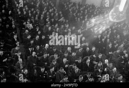 Warszawa, 1949-03. W dniach 20 i 21 marca odbywa³a siê Krajowa Narada Oszczêdnoœciowa. Na obrady przybyli przedstawiciele rz¹du, Rady Pañstwa, Sejmu oraz dzia³acze gospodarczy, administracyjni i zwi¹zkowi. Przedstawiciele Rad zak³adowych odczytywali zobowi¹zania za³óg swoich zak³adów do przedterminowego wykonania planu produkcji oraz deklarowali przeprowadzenie akcji oszczêdnoœciowych. msa PAP Dok³adny dzieñ wydarzenia nieustalony. Warschau, März 1949. Das nationale Spartreffen fand am 20. Und 21. März statt. Anwesend waren Regierung, Staatsrat, Sejm-Beamte und Wirtschaft, ADM Stockfoto