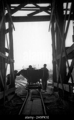 Warszawa, 1949-03. Budowa mostu Œl¹sko-D¹browskiego, przeprawy drogowej przez Wis³ê na Trasie W-Z (Trasa Wschód-Zachód). NZ. Transport materia³ów budowlanych. mta PAP Dok³adny dzieñ wydarzenia nieustalony. Warschau, März 1949. Der Bau der Slasko-Dabrowski Brücke über die Weichsel, Teil der W-Z (Ost-West) Route. Abgebildet:Transport von Baumaterial. mta PAP Stockfoto