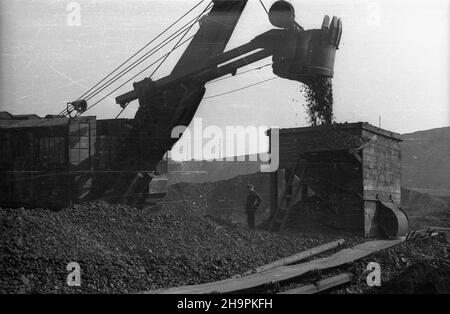 Sosnowiec, 1949-03. Kopalnia istnieje od XIX W., pocz¹tkowo pod nazw¹ Fanny, potem Renard. W 1945 r. znacjonalizowana wesz³a w sk³ad D¹browskiego Zjednoczenia Przemys³u Wêglowego. W 1946 r. nazwano j¹ Kopalni¹ Wêgla Kamiennego Sosnowiec. NZ. Koparka Górnicza. pw PAP Dok³adny dzieñ wydarzenia nieustalony. Sosnowiec, März 1949. Die Mine aus dem 19th. Jahrhundert hieß zuerst Fanny und später Renard. Im Jahr 1945 verstaatlicht, machte sie einen Teil des Kohlebergwerks Dabrowskie aus. Im Jahr 1946 wurde der Name Sosnowiec Hartkohlebergwerk umbenannt. Im Bild: Ein Bergbaubagger. pw PAP Stockfoto