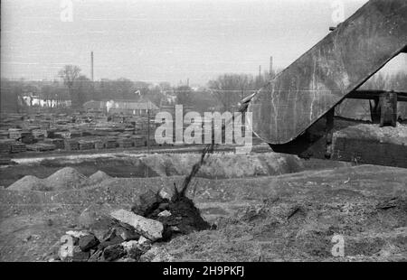 Sosnowiec, 1949-03. Kopalnia istnieje od XIX W., pocz¹tkowo pod nazw¹ Fanny, potem Renard. W 1945 r. znacjonalizowana wesz³a w sk³ad D¹browskiego Zjednoczenia Przemys³u Wêglowego. W 1946 r. nazwano j¹ Kopalni¹ Wêgla Kamiennego Sosnowiec. NZ. zwa³owarka z wêglem. pw PAP Dok³adny dzieñ wydarzenia nieustalony. Sosnowiec, März 1949. Die Mine aus dem 19th. Jahrhundert hieß zuerst Fanny und später Renard. Im Jahr 1945 verstaatlicht, machte sie einen Teil des Kohlebergwerks Dabrowskie aus. Im Jahr 1946 wurde der Name Sosnowiec Hartkohlebergwerk umbenannt. Bild: Ablageband mit Kohle. pw PAP Stockfoto