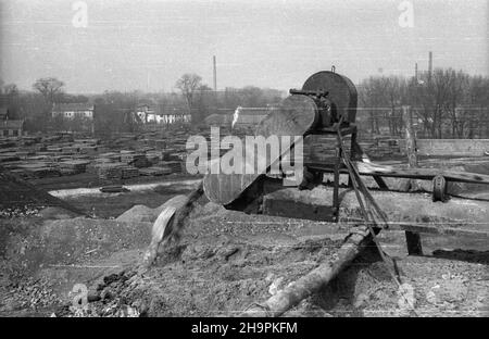 Sosnowiec, 1949-03. Kopalnia istnieje od XIX W., pocz¹tkowo pod nazw¹ Fanny, potem Renard. W 1945 r. znacjonalizowana wesz³a w sk³ad D¹browskiego Zjednoczenia Przemys³u Wêglowego. W 1946 r. nazwano j¹ Kopalni¹ Wêgla Kamiennego Sosnowiec. NZ. zwa³owarka z wêglem. pw PAP Dok³adny dzieñ wydarzenia nieustalony. Sosnowiec, März 1949. Die Mine aus dem 19th. Jahrhundert hieß zuerst Fanny und später Renard. Im Jahr 1945 verstaatlicht, machte sie einen Teil des Kohlebergwerks Dabrowskie aus. Im Jahr 1946 wurde der Name Sosnowiec Hartkohlebergwerk umbenannt. Bild: Ablageband mit Kohle. pw PAP Stockfoto