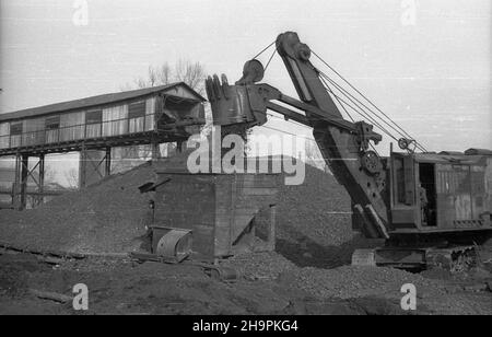 Sosnowiec, 1949-03. Kopalnia istnieje od XIX W., pocz¹tkowo pod nazw¹ Fanny, potem Renard. W 1945 r. znacjonalizowana wesz³a w sk³ad D¹browskiego Zjednoczenia Przemys³u Wêglowego. W 1946 r. nazwano j¹ Kopalni¹ Wêgla Kamiennego Sosnowiec. NZ. Koparka Górnicza. pw PAP Dok³adny dzieñ wydarzenia nieustalony. Sosnowiec, März 1949. Die Mine aus dem 19th. Jahrhundert hieß zuerst Fanny und später Renard. Im Jahr 1945 verstaatlicht, machte sie einen Teil des Kohlebergwerks Dabrowskie aus. Im Jahr 1946 wurde der Name Sosnowiec Hartkohlebergwerk umbenannt. Im Bild: Ein Bergbaubagger. pw PAP Stockfoto