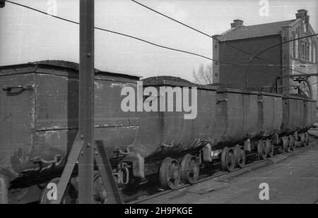 Sosnowiec, 1949-03. Kopalnia istnieje od XIX W., pocz¹tkowo pod nazw¹ Fanny, potem Renard. W 1945 r. znacjonalizowana wesz³a w sk³ad D¹browskiego Zjednoczenia Przemys³u Wêglowego. W 1946 r. nazwano j¹ Kopalni¹ Wêgla Kamiennego Sosnowiec. pw PAP Dok³adny dzieñ wydarzenia nieustalony. Sosnowiec, März 1949. Die Mine aus dem 19th. Jahrhundert hieß zuerst Fanny und später Renard. Im Jahr 1945 verstaatlicht, machte sie einen Teil des Kohlebergwerks Dabrowskie aus. Im Jahr 1946 wurde der Name Sosnowiec Hartkohle Mine. pw PAP Stockfoto