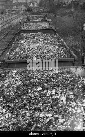 Sosnowiec, 1949-03. Kopalnia istnieje od XIX W., pocz¹tkowo pod nazw¹ Fanny, potem Renard. W 1945 r. znacjonalizowana wesz³a w sk³ad D¹browskiego Zjednoczenia Przemys³u Wêglowego. W 1946 r. nazwano j¹ Kopalni¹ Wêgla Kamiennego Sosnowiec. NZ. Bocznica kolejowa. pw PAP Dok³adny dzieñ wydarzenia nieustalony. Sosnowiec, März 1949. Die Mine aus dem 19th. Jahrhundert hieß zuerst Fanny und später Renard. Im Jahr 1945 verstaatlicht, machte sie einen Teil des Kohlebergwerks Dabrowskie aus. Im Jahr 1946 wurde der Name Sosnowiec Hartkohlebergwerk umbenannt. Im Bild: Der Bahngleis. pw PAP Stockfoto