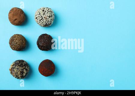Flache Lay-Komposition mit Trüffeln auf blauem Hintergrund Stockfoto