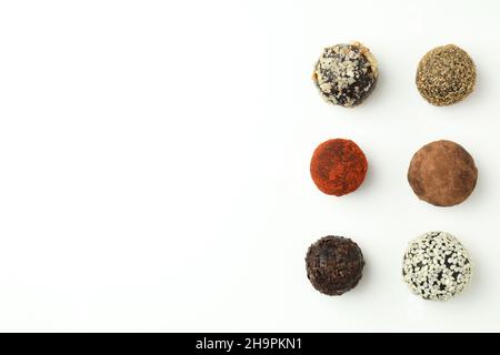 Flache Lay-Komposition mit Trüffeln auf weißem Hintergrund Stockfoto