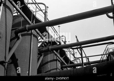 Polska, 1949-03. Kroœnieñsko-Jasielskie Zag³êbie Naftowe. Tereny rafinerii w okolicach Sanoka. Dok³adny dzieñ wydarzenia nieustalony. bk PAP Polen, März 1949. Das Krosno-Jaslo Ölbecken. Das Gelände der Raffinerie in der Nähe von Sanok. bk PAP Stockfoto