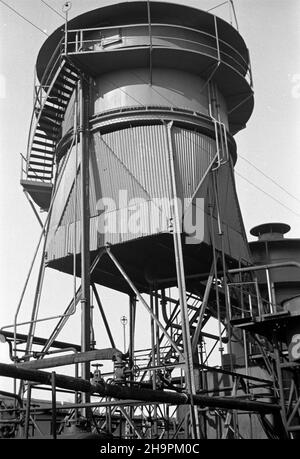 Polska, 1949-03. Kroœnieñsko-Jasielskie Zag³êbie Naftowe. Tereny rafinerii w okolicach Sanoka. Dok³adny dzieñ wydarzenia nieustalony. bk PAP Polen, März 1949. Das Krosno-Jaslo Ölbecken. Das Gelände der Raffinerie in der Nähe von Sanok. bk PAP Stockfoto