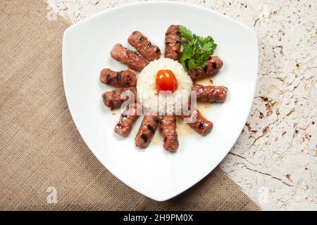 Türkische Kebab-Inegol-Fleischbällchen und Reispilaf Stockfoto