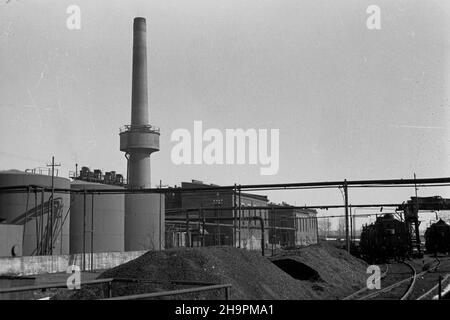 Polska, 1949-03. Kroœnieñsko-Jasielskie Zag³êbie Naftowe. Tereny rafinerii w okolicach Sanoka. Dok³adny dzieñ wydarzenia nieustalony. bk PAP Polen, März 1949. Das Krosno-Jaslo Ölbecken. Das Gelände der Raffinerie in der Nähe von Sanok. bk PAP Stockfoto