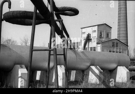 Polska, 1949-03. Kroœnieñsko-Jasielskie Zag³êbie Naftowe. Tereny rafinerii w okolicach Sanoka. Dok³adny dzieñ wydarzenia nieustalony. bk PAP Polen, März 1949. Das Krosno-Jaslo Ölbecken. Das Gelände der Raffinerie in der Nähe von Sanok. bk PAP Stockfoto