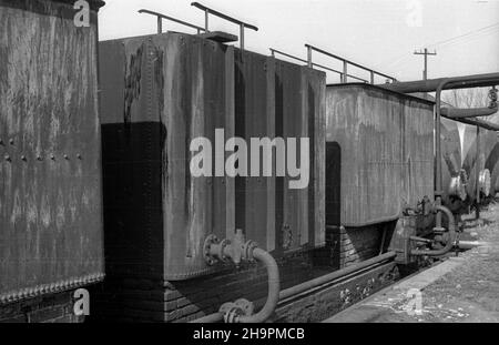 Polska, 1949-03. Kroœnieñsko-Jasielskie Zag³êbie Naftowe. Tereny rafinerii w okolicach Sanoka. Dok³adny dzieñ wydarzenia nieustalony. bk PAP Polen, März 1949. Das Krosno-Jaslo Ölbecken. Das Gelände der Raffinerie in der Nähe von Sanok. bk PAP Stockfoto