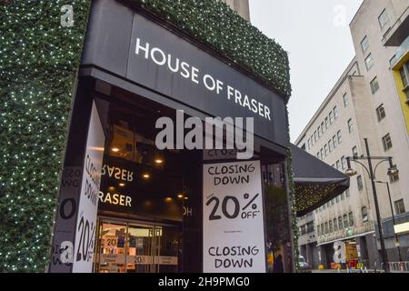 London, Großbritannien. 07th Dez 2021. Ein „Closing Down 20% Off“-Verkaufsschild ist im House of Fraser auf der Oxford Street zu sehen. Das beliebte Kaufhaus schließt im Januar seinen Flagship-Shop dauerhaft. Kredit: SOPA Images Limited/Alamy Live Nachrichten Stockfoto