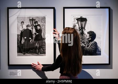 Fotoanruf und Vorschau für eine Ausstellung von 'Lost Photographs of the Beatles' in der Shapero Modern Gallery in London. Bilddatum: Mittwoch, 8. Dezember 2021. Stockfoto