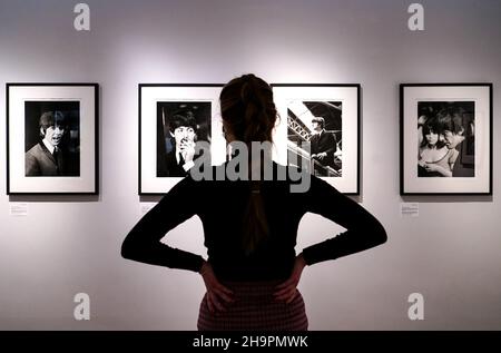 Fotoanruf und Vorschau für eine Ausstellung von 'Lost Photographs of the Beatles' in der Shapero Modern Gallery in London. Bilddatum: Mittwoch, 8. Dezember 2021. Stockfoto