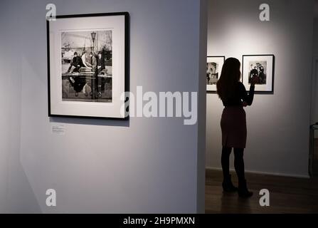 Fotoanruf und Vorschau für eine Ausstellung von 'Lost Photographs of the Beatles' in der Shapero Modern Gallery in London. Bilddatum: Mittwoch, 8. Dezember 2021. Stockfoto