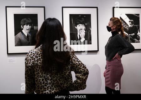 Fotoanruf und Vorschau für eine Ausstellung von 'Lost Photographs of the Beatles' in der Shapero Modern Gallery in London. Bilddatum: Mittwoch, 8. Dezember 2021. Stockfoto