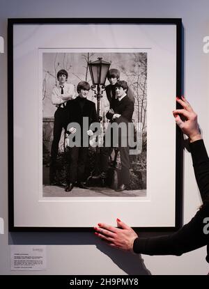 Fotoanruf und Vorschau für eine Ausstellung von 'Lost Photographs of the Beatles' in der Shapero Modern Gallery in London. Bilddatum: Mittwoch, 8. Dezember 2021. Stockfoto