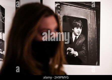 Fotoanruf und Vorschau für eine Ausstellung von 'Lost Photographs of the Beatles' in der Shapero Modern Gallery in London. Bilddatum: Mittwoch, 8. Dezember 2021. Stockfoto