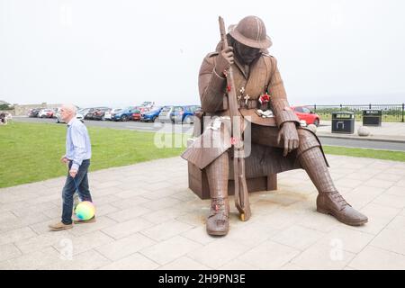 Riesig, groß, Statue, von, Soldat, Tommy, erster Weltkrieg, Soldier Sculpture, Eleven 'O' One, Tribut, an, gefallen, Soldaten, AT, Seaham, Stadt, Zentrum, AT, Seaham, Seaham Beach, A, beliebt, Lage, für, dies, Hobby, Zeitvertreib, Schmuck, Hersteller, Handwerk, Design, Durham, Küste, Vereinigtes Königreich Durham, Küste, Großbritannien, Grafschaft Durham, Nord, Europa, Großbritannien, Großbritannien Stockfoto