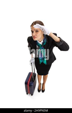 High-Angle-Ansicht der schönen jungen Mädchen, Flugbegleiter in Uniform mit Koffer isoliert auf weißem Studio Hintergrund. Stockfoto