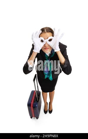 High-Angle-Ansicht der schönen jungen Mädchen, Flugbegleiter in Uniform mit Koffer isoliert auf weißem Studio Hintergrund. Stockfoto