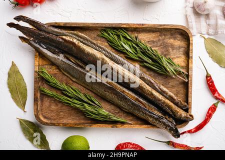 Geräuchertes Neunaugen-Set, auf weißem Steintisch-Hintergrund, Draufsicht flach liegend Stockfoto