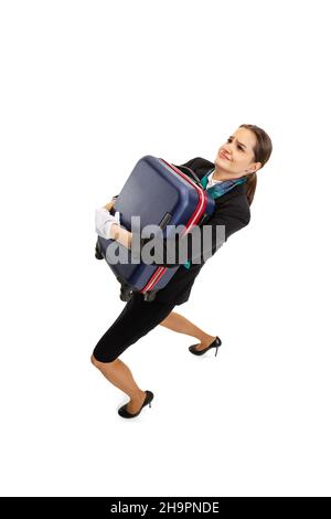 High-Angle-Ansicht der schönen jungen Mädchen, Flugbegleiter in Uniform mit Koffer isoliert auf weißem Studio Hintergrund. Stockfoto