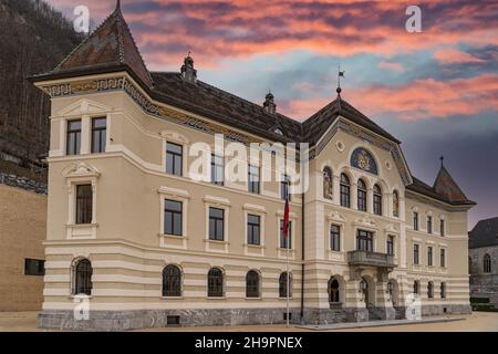 Vaduz Liechtenstein Regierungsgebaude Regierungsgebäude bei Sonnenuntergang Stockfoto