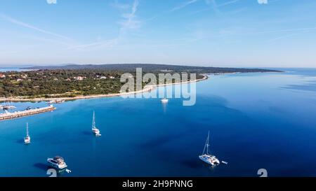 Luftaufnahme der kroatischen Insel Silba Westseite mit schönen Stränden. Erstaunliche Adria touristischen Urlaubsziel in Kroatien. Panorama para Stockfoto