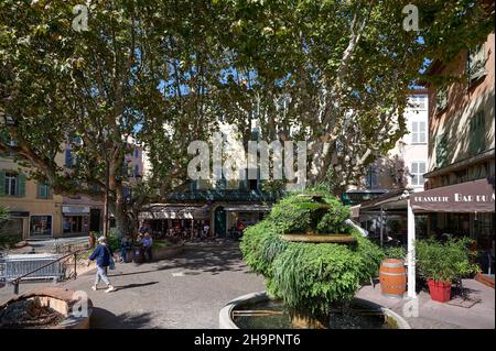 Frejus (Südostfrankreich): Platz Òplace de la LiberteÓ im Stadtzentrum Stockfoto