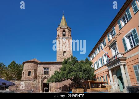 Frejus (Südostfrankreich): Kathedrale von Frejus („Kathedrale Saint-- Leonce de Frejus“) und Fassade des Rathauses Stockfoto