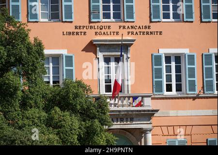 Frejus (Südostfrankreich): Das Rathaus. Fassade mit einer französischen dreifarbigen Flagge und dem Motto „Freiheit, Gleichheit, Brüderlichkeit“ Stockfoto