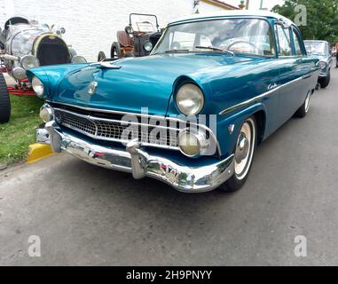 LOMAS DE ZAMORA - BUENOS AIRES, ARGENTINIEN - 05. Dez 2021: Zweitürige Ford Customline V8 Tudor Limousine in Vintage-Blau 1955-1956. CADEAA 2021 Oldtimer-Show Stockfoto