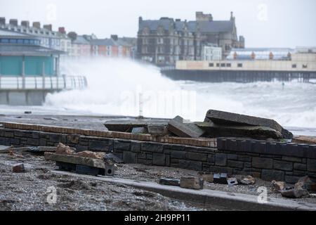 Aberystwyth, Ceredigion, Wales, Großbritannien. 08th. Dezember 2021 Großbritannien Wetter: Beschädigte Blumenbeete entlang der Aberystwyth Promenade nach dem Sturm Barra und Küstenwellen, da die starken Winde die Promenade entlang der Westküste von Aberystwyth heute Morgen weiter schlagen. © Ian Jones/Alamy Live News Stockfoto