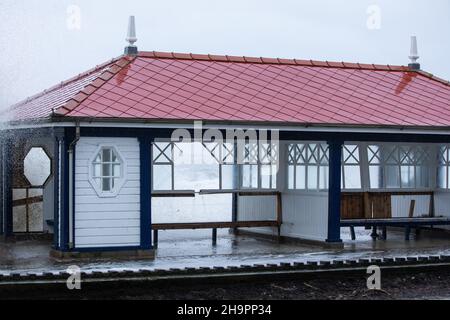 Aberystwyth, Ceredigion, Wales, Großbritannien. 08th Dezember 2021 Großbritannien Wetter: Aberystwyth wird an der Promenade von Aberystwyth nach dem Sturm Barra und den Küstenwellen beschädigt, da die starken Winde die Promenade entlang der Westküste von Aberystwyth heute Morgen weiter schlagen. © Ian Jones/Alamy Live News Stockfoto