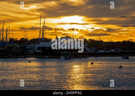 Sonnenuntergang über dem Fluss Deben Felixstowe Ferry Suffolk England Stockfoto